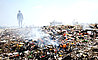 Müll- und Plastikverbrennung am Straßenrand in Kathmandu, NEP